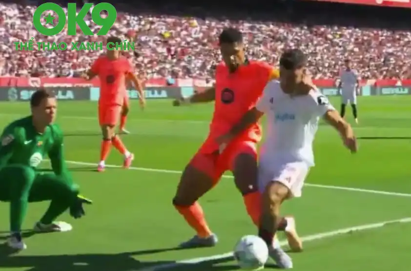Pha va chạm giữa Araujo và Romero trở thành tâm điểm